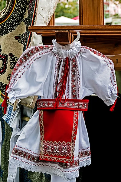 Costume traditionnel roumain pour petite fille — Photo