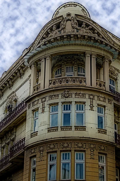 Fachada no edifício clássico com ornamentos e esculturas-1 — Fotografia de Stock
