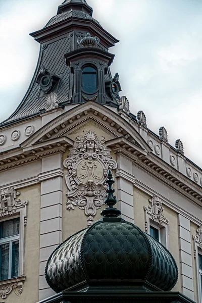 Fasad på klassisk byggnad med smycken och skulpturer-3 — Stockfoto