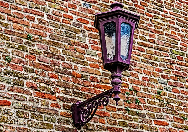 Vesting muur met gebogen straatlantaarn — Stockfoto