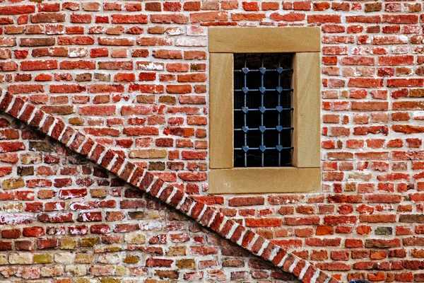 Muro della fortezza con finestra e scala — Foto Stock