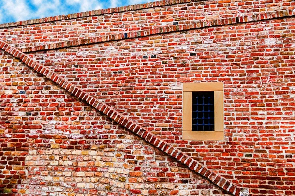 Muro della fortezza con finestra e scale — Foto Stock