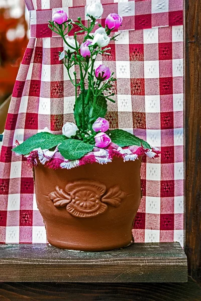 Panela de flor decorativa na janela — Fotografia de Stock