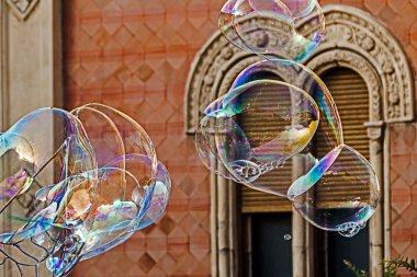 Dev sabun köpüğü ve tarihi bina