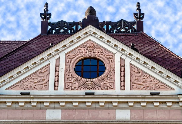 Fachada no edifício clássico com ornamentos e esculturas-9 — Fotografia de Stock