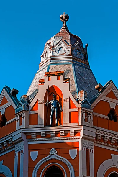 Fachada en edificio clásico con ornamentos y esculturas-10 —  Fotos de Stock