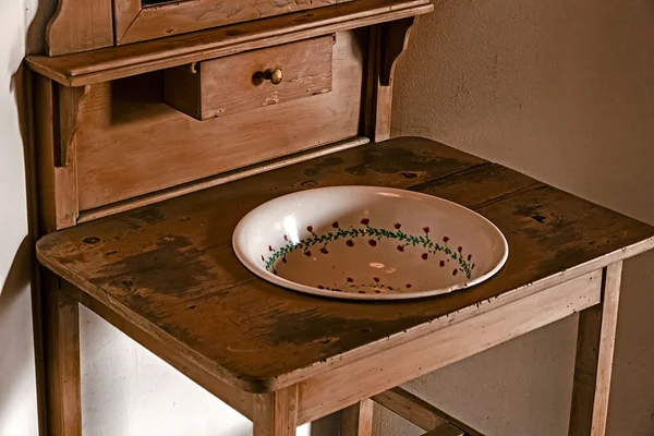 Старая сербская мебель для мытья рук — стоковое фото