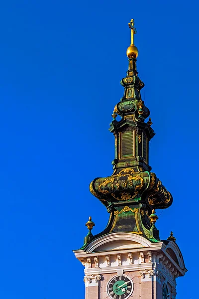 Turm der orthodoxen Kathedrale des Heiligen Georges in novi sad — Stockfoto