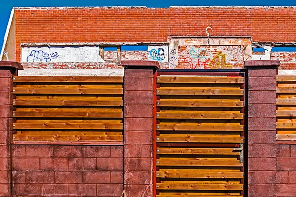 Cerca ornamental feita de tábuas e pedra — Fotografia de Stock