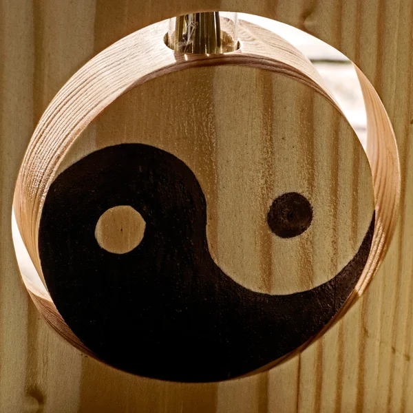 Yin et Yang sur un stand en bois — Photo