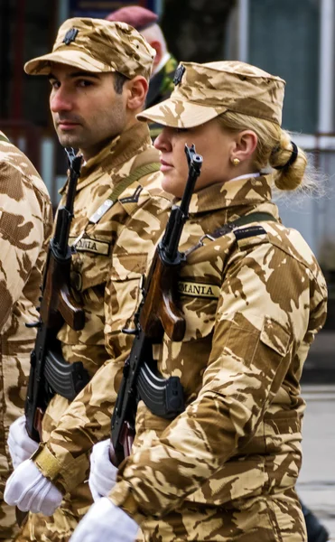 Desfile militar. Mulheres no Exército — Fotografia de Stock