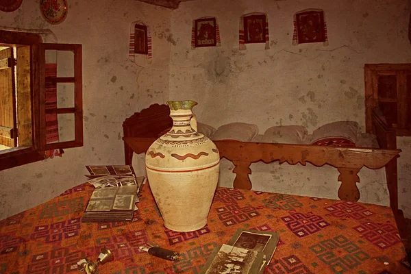Foto antigua con interior de la casa tradicional rumana — Foto de Stock
