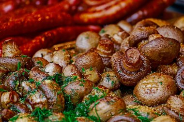 Mantar ve kızarmış sosis