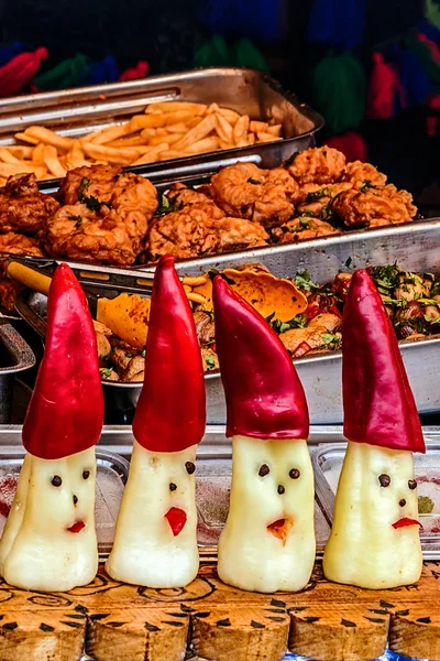 Grappige snowmans gemaakt van gele en rode paprika 's. — Stockfoto