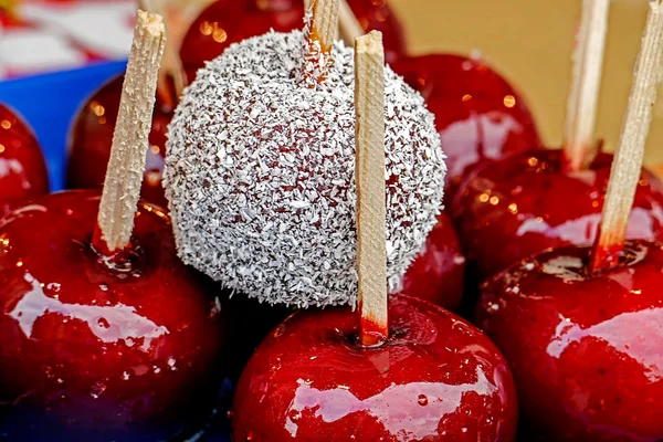 Pommes sucrées, recouvertes de glaçure et de noix de coco — Photo