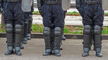 Sokak polis güçlerinin uyum içinde