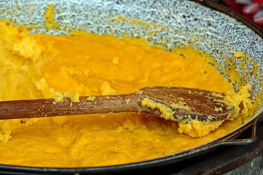 Büyük bir kase içinde polenta