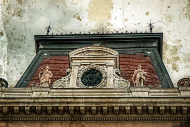 Eski fotoğraf ile klasik bina cephesinde. Belgrad, Sırbistan 2