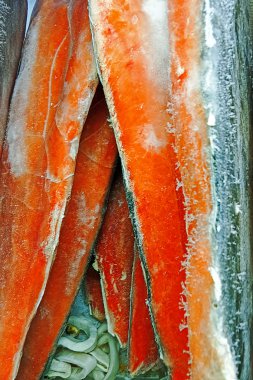 Dondurulmuş somon parçaları ve karides halkalar