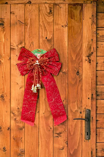 クリスマスの装飾が付いているシャレー ドア — ストック写真