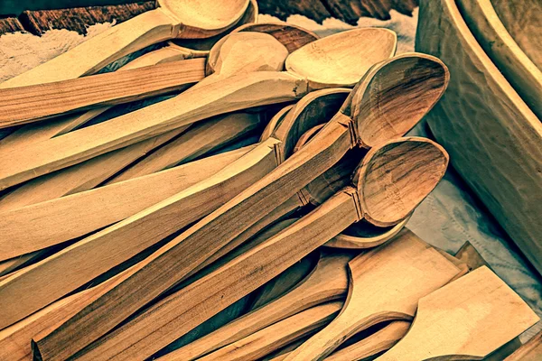 Винтажный взгляд на деревянные ложки ручной работы — стоковое фото
