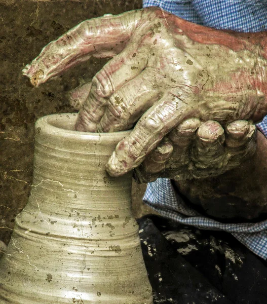 Vintage ver el trabajo tradicional en cerámica — Foto de Stock