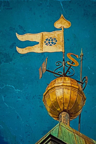Metal işaretler, Kardinal noktaları ve bayrak ile eski fotoğraf — Stok fotoğraf