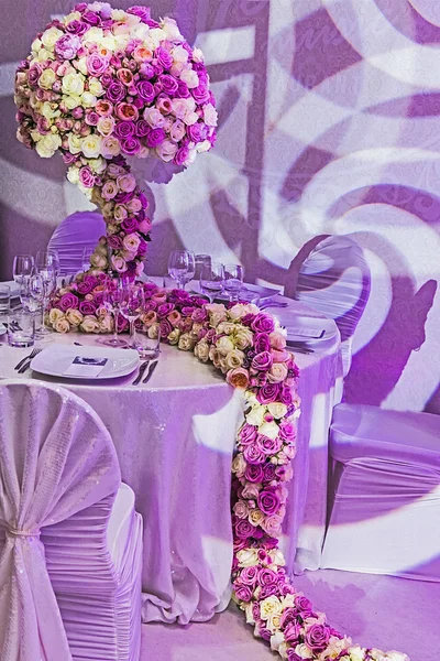 Romantisches Arrangement an einem festlichen Tisch — Stockfoto