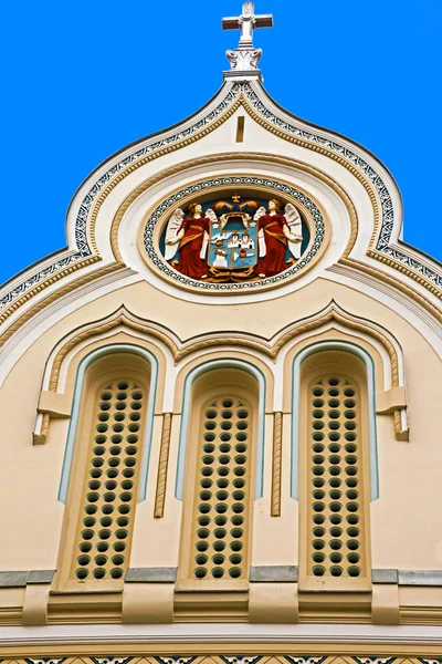 Detalhes arquitetônicos em uma fachada histórica da igreja sérvia. Tim... — Fotografia de Stock