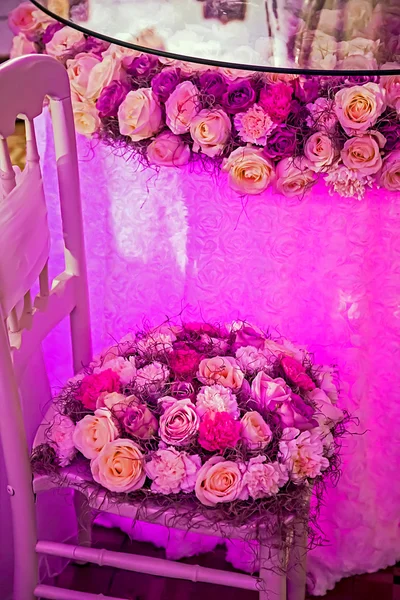 Arreglo festivo con flores y luces románticas —  Fotos de Stock