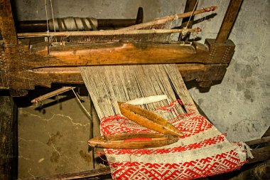 Tezgah ayrıntı ile bir Romen çiftlik evi iç, eski fotoğraf