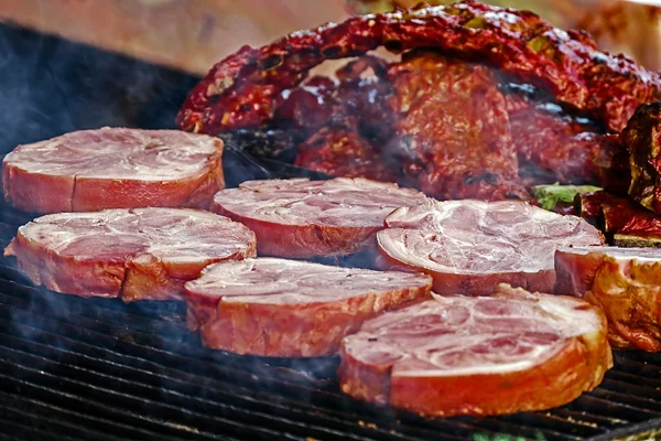 Vlees geplaatst op de grill — Stockfoto