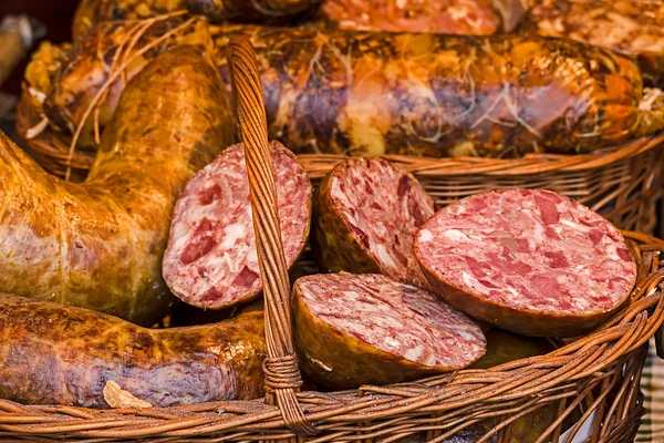 Pièces traditionnelles bio aspic dans le panier en osier 1 — Photo