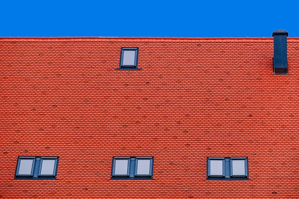 Dachziegel mit Fenstern 6 — Stockfoto
