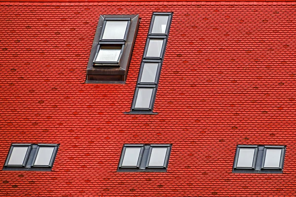 Dachziegel mit Fenstern — Stockfoto