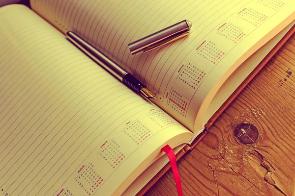 Open diary with one fountain pen in it 1 — Stock Photo, Image