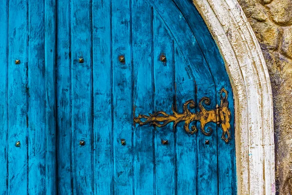 Bakgrund med antika dörren till slottet — Stockfoto