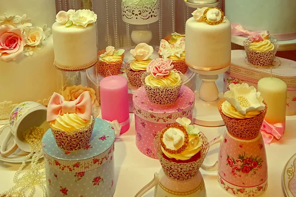 Aspecto vintage con pasteles preparados para un evento festivo — Foto de Stock