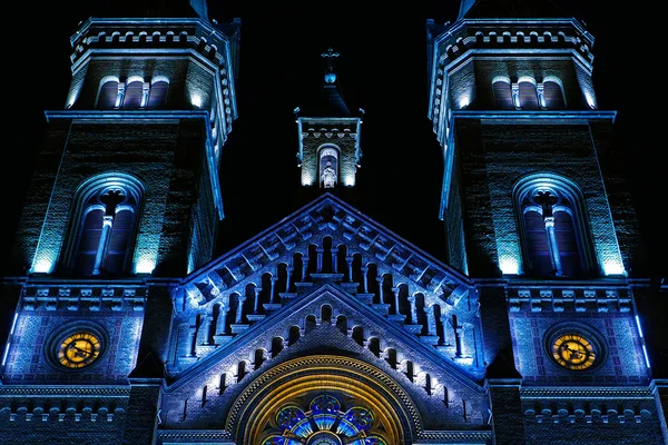 Vários iluminação noturna da Catedral Millenium de Timisoara — Fotografia de Stock