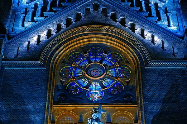 Vários iluminação noturna da Catedral Millenium de Timisoara — Fotografia de Stock