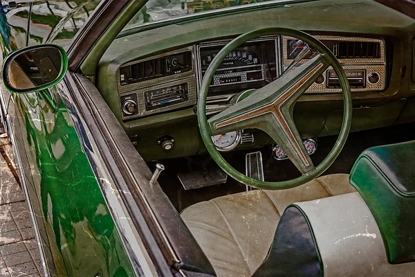 Oude ansichtkaart met rijbewijs cockpit van een vintage oldtimer 1 — Stockfoto
