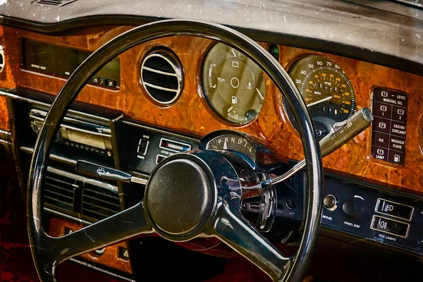 Oude ansichtkaart met rijbewijs cockpit van een vintage oldtimer — Stockfoto