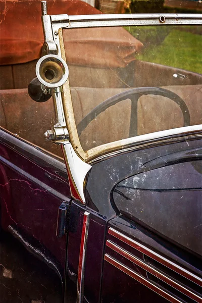 1 つのビンテージ車の古い絵葉書 — ストック写真