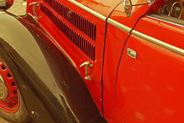 Vintage mira un coche viejo — Foto de Stock