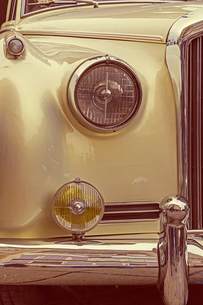 Vintage look at one old luxury car — Stock Photo, Image