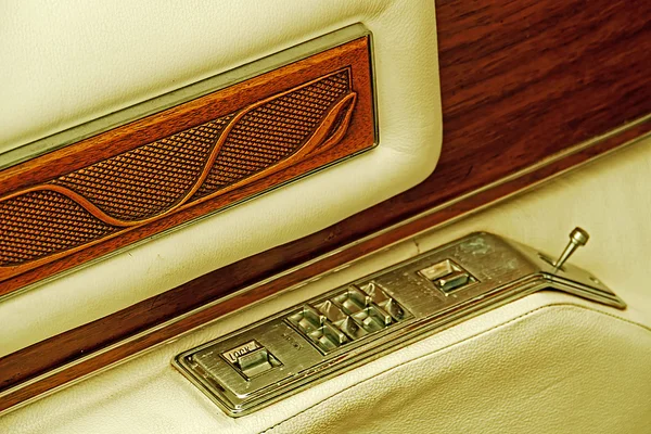 Vintage bir görünüm ile bir arabanın kapısını açacağı iç detay — Stok fotoğraf