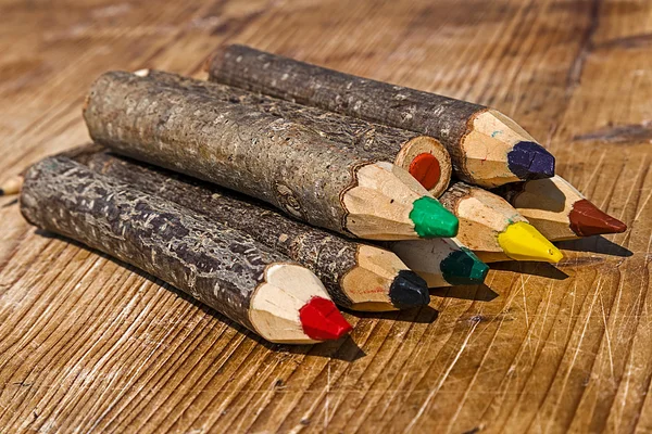 Χειροποίητο από τα κλαδιά των δέντρων 3 χρωματιστά μολύβια — Φωτογραφία Αρχείου