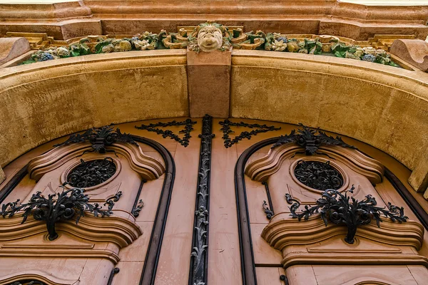 Facciata con vecchi dettagli architettonici.Timisoara, Romania 2 — Foto Stock