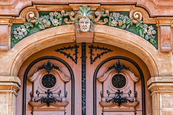 오래 된 건축 세부의 외관 티 미 소아 라, 루마니아 — 스톡 사진