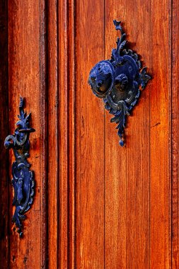 Ayrıntılı bir ortaçağ ahşap kapı 8